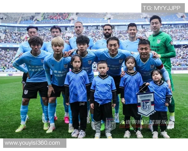 戴红帽子的足球球星英姿飒爽 展现独特魅力与风采